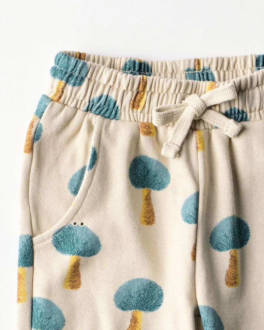 Detail van het officiële HEMA-babysetje met paddenstoelenprint; representatief categoriebeeld