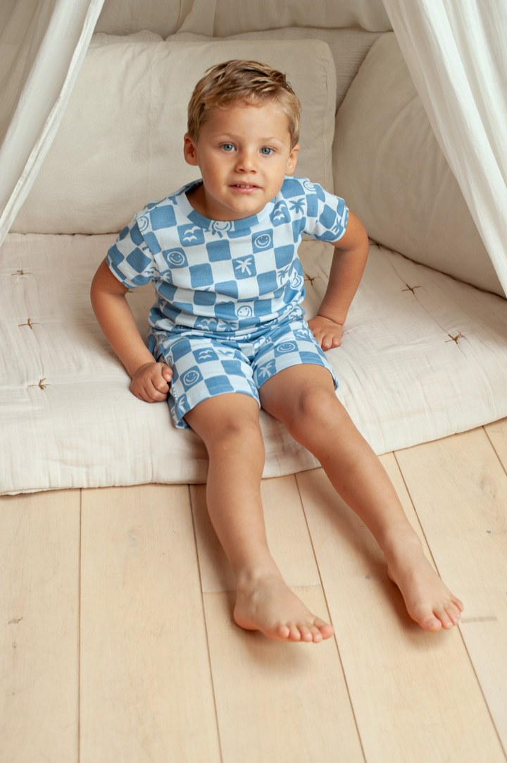 Baby in blauw-witte Feetje Chase Check-pyjama