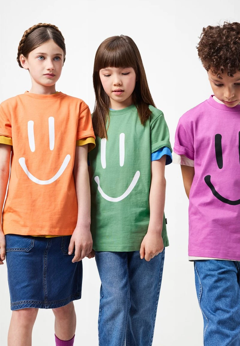 Drie kinderen in kleurrijke Molo-smileyshirts uit de sale bij Zalando