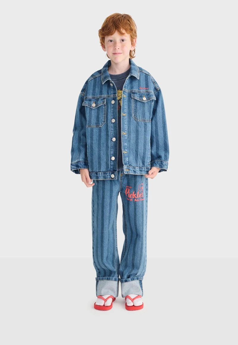 Jongen in een Bobo Choses-spijkerjas met denimstrepen uit de Zalando-sale