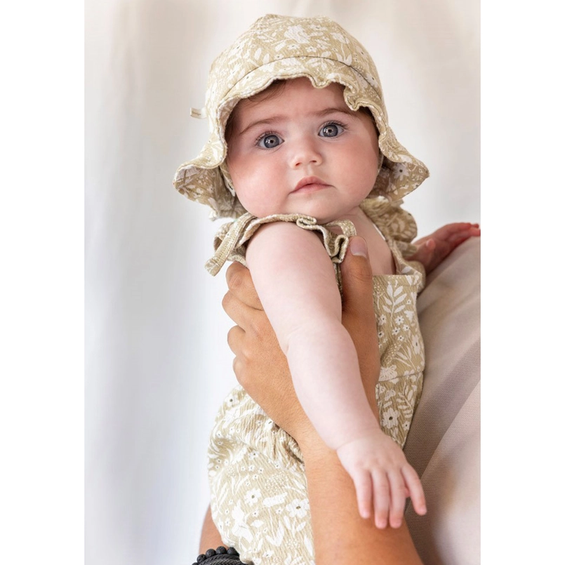 Baby met Feetje-zonnehoed met bloemenprint, originele modelfoto bij Kixx