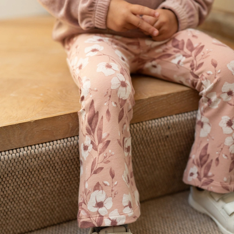 Dirkje-bloemenbroek en bijpassende sweater gedragen door een model, originele detailfoto bij Kixx