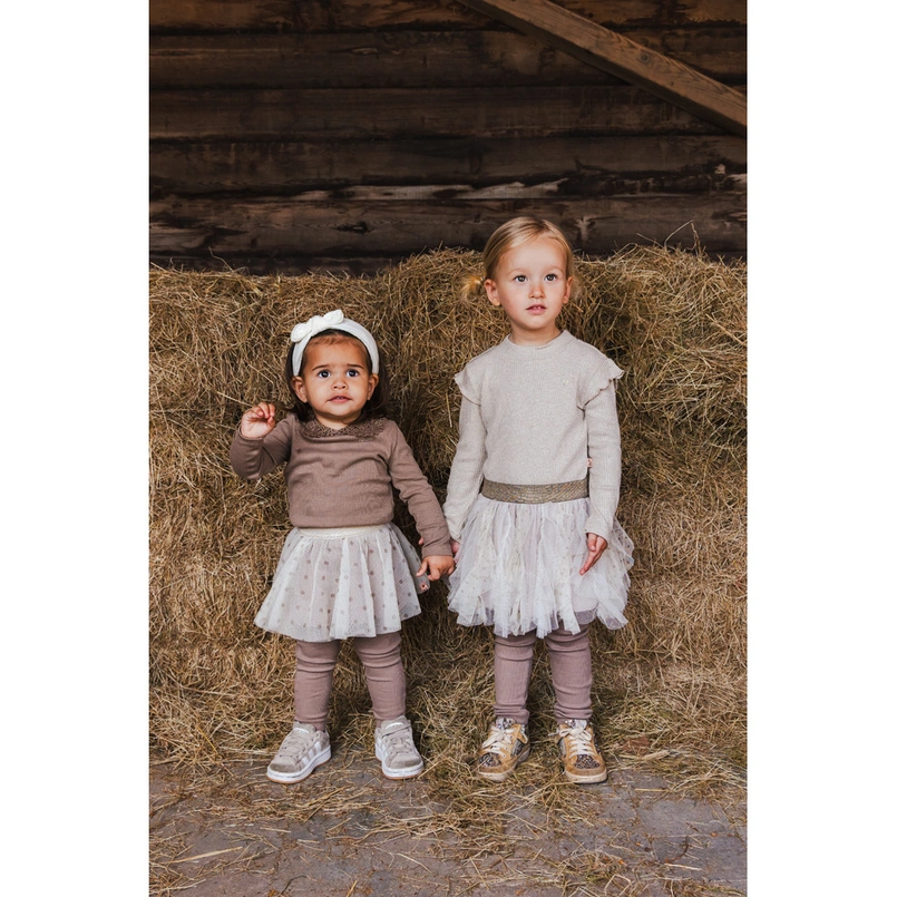 Twee meisjes dragen een Bakkaboe-jurk bij hooibalen, originele modelfoto bij Kixx