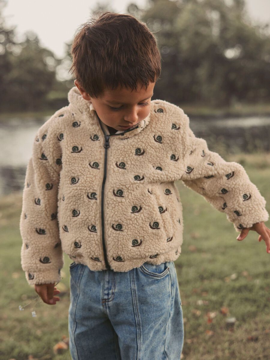Borduring sherpa jas uit de Lil’ Atelier-sale