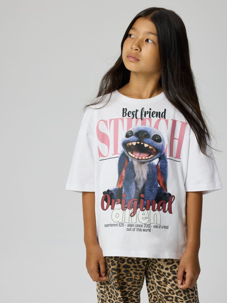 Meisje in een wit NAME IT-Stitch-shirt