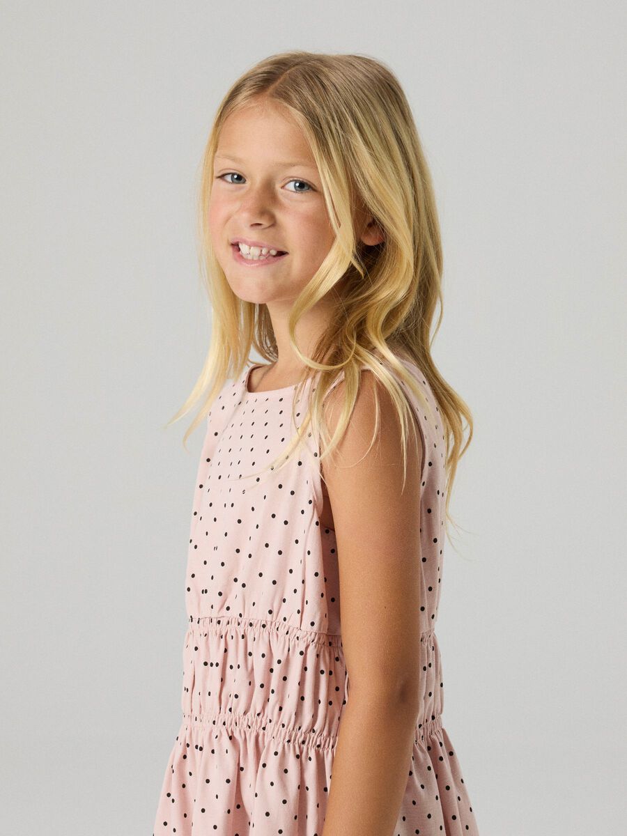 Meisje in een roze NAME IT-jurk met stippen