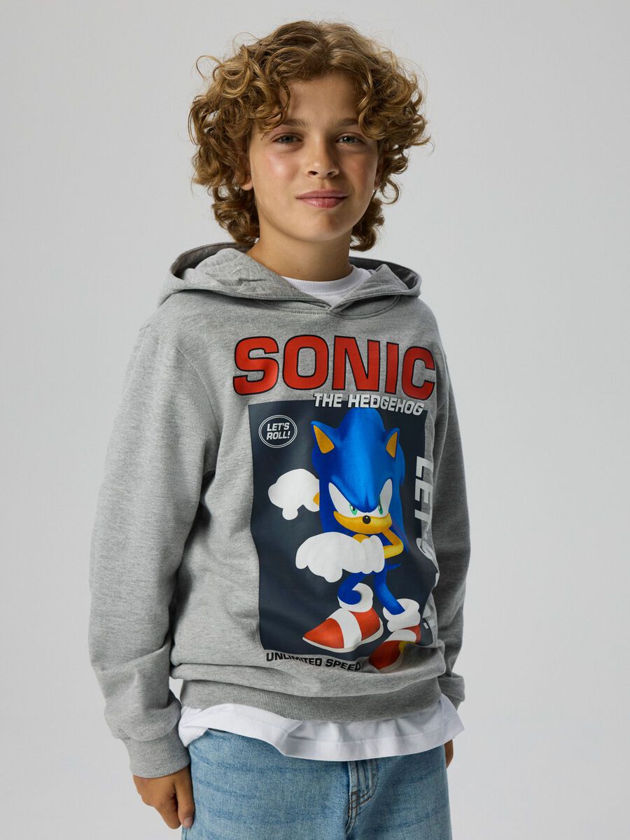 Jongen in een grijze NAME IT-Sonic-hoodie