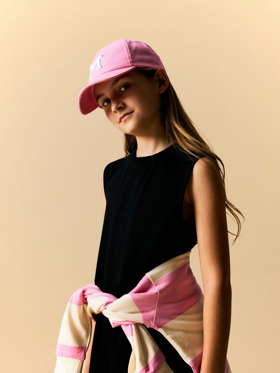 Meisje met een roze NAME IT-pet
