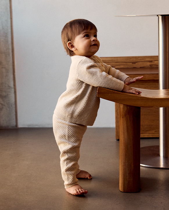 Peuter in een beige NAME IT-broek