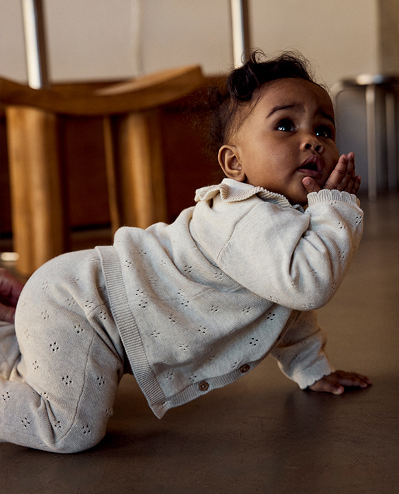 Baby in een grijze NAME IT-trui
