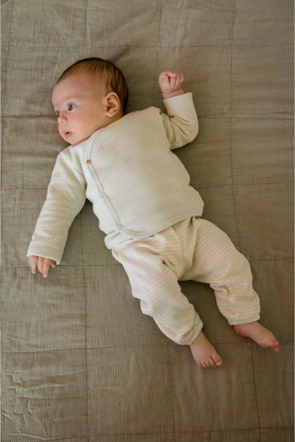 Baby in een tweedelige Noppies-outfit (representatief categoriebeeld)