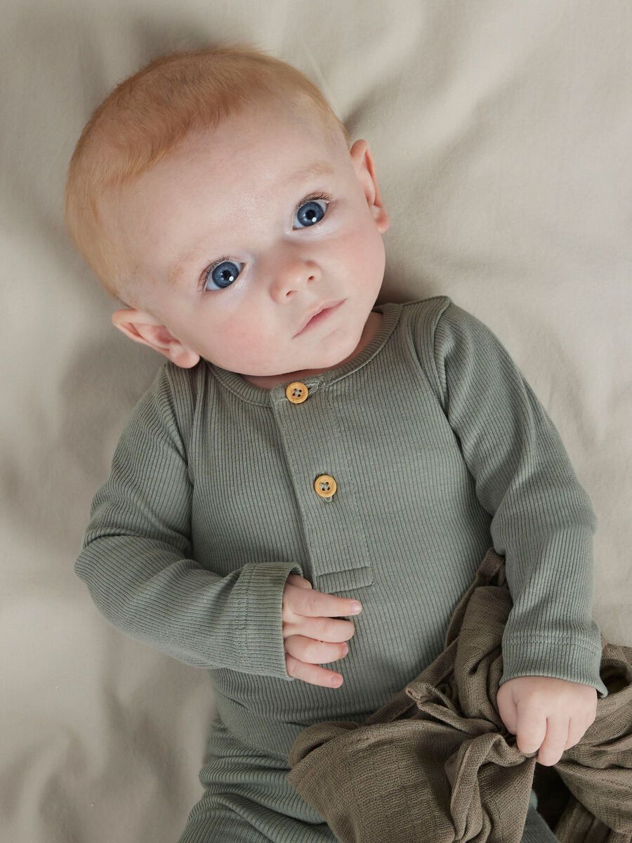Baby in een grijsgroene NAME IT-romper