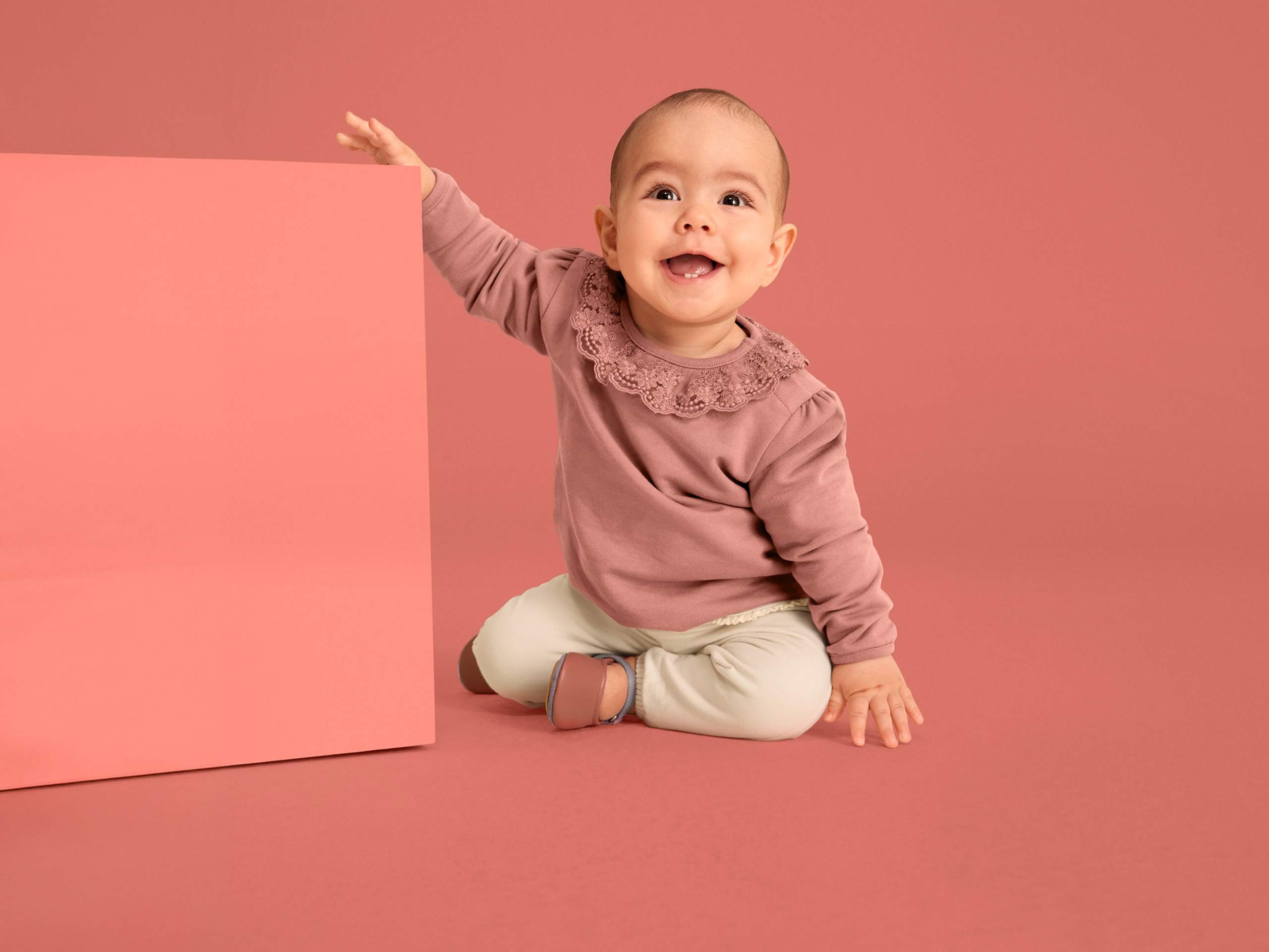 Baby in een roze longsleeve met kraag bij C&A