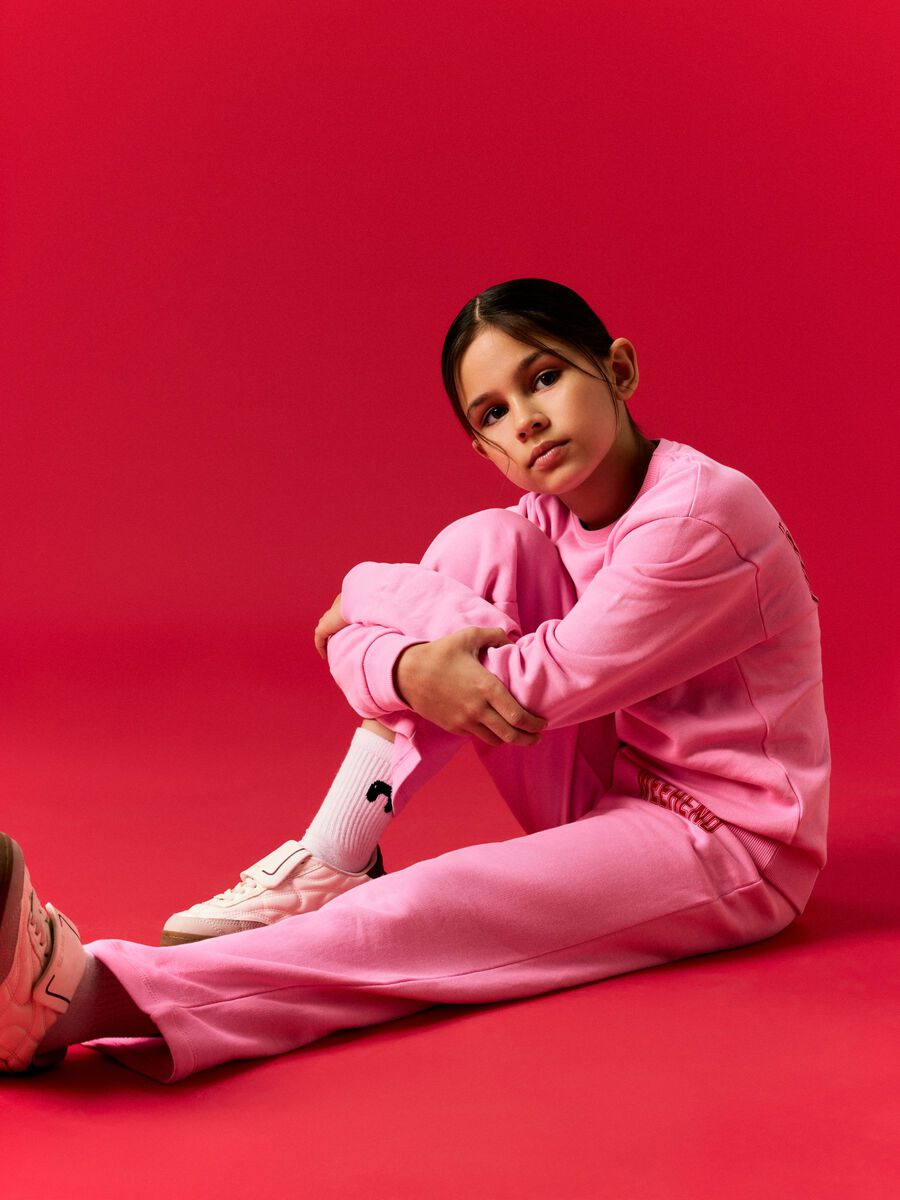 Meisje in een roze NAME IT-joggingbroek