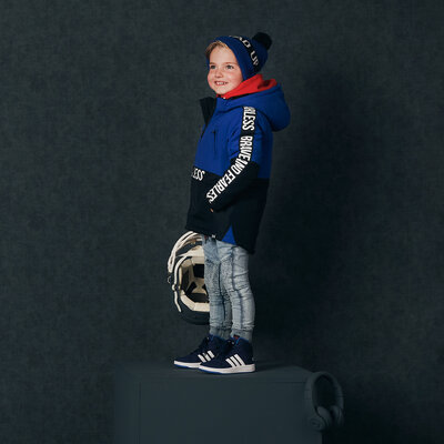 Kind met blauwe Z8-muts bij donkerblauwe achtergrond