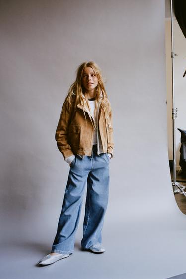 Meisje draagt een wijde blauwe Zara-jeans