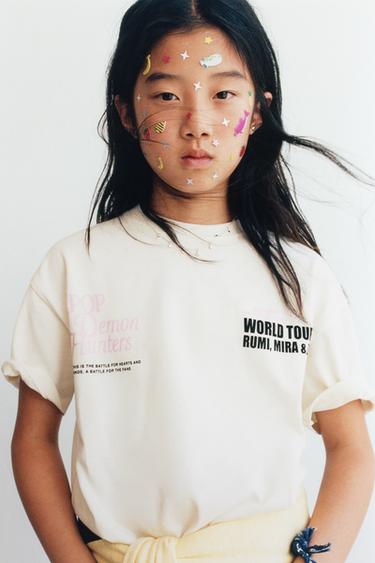 Meisje in een Zara-T-shirt met KPOP-print