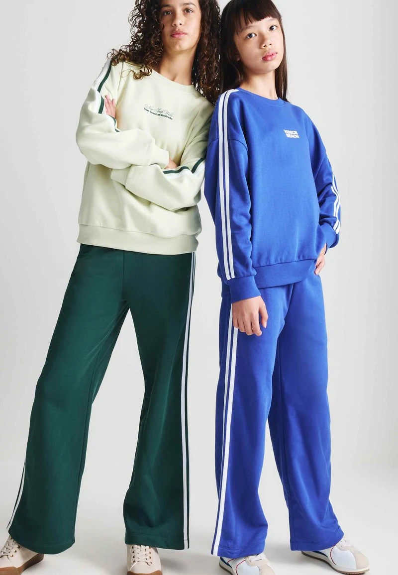 Twee modellen in blauwe en groene gestreepte Marks & Spencer-sets uit de Zalando-sale