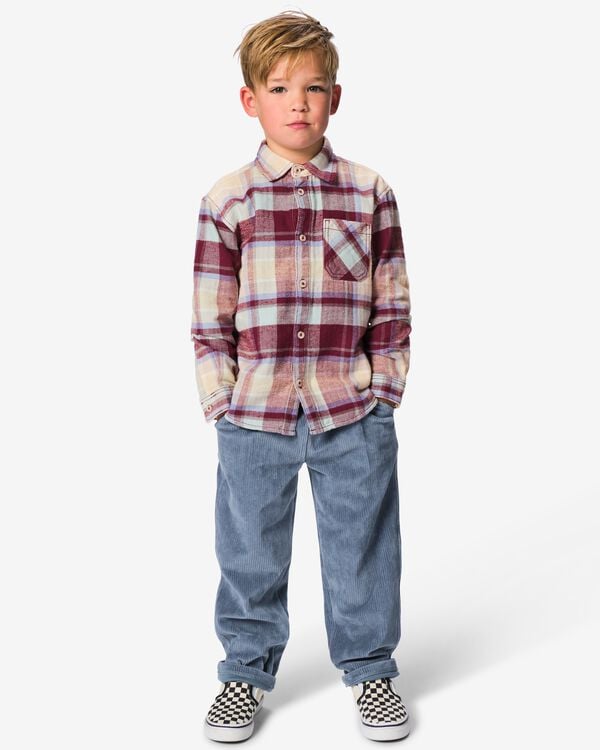 Representatief HEMA-categoriebeeld: jongen met een blauwe corduroy broek