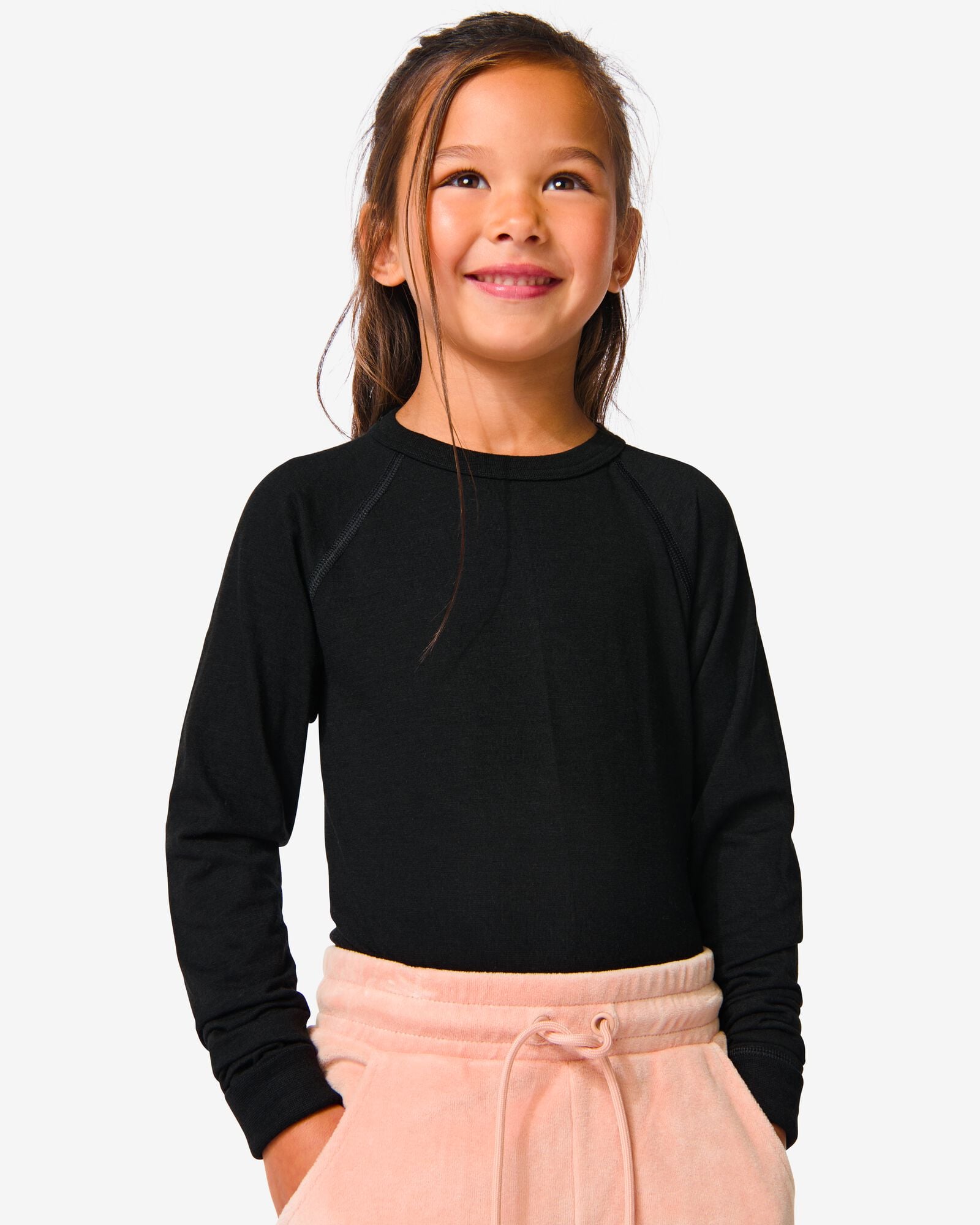 Kind draagt het zwarte HEMA-thermoshirt; representatief categoriebeeld