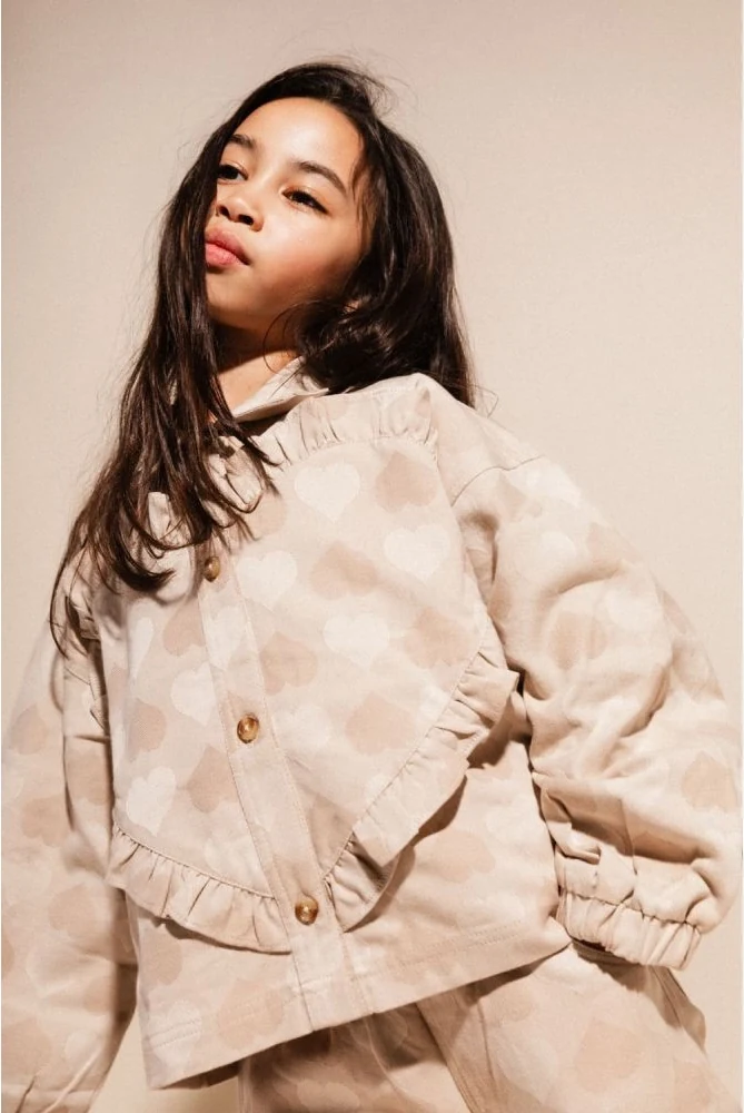 Meisje in een beige Labo de colores-jas bij Kids Department