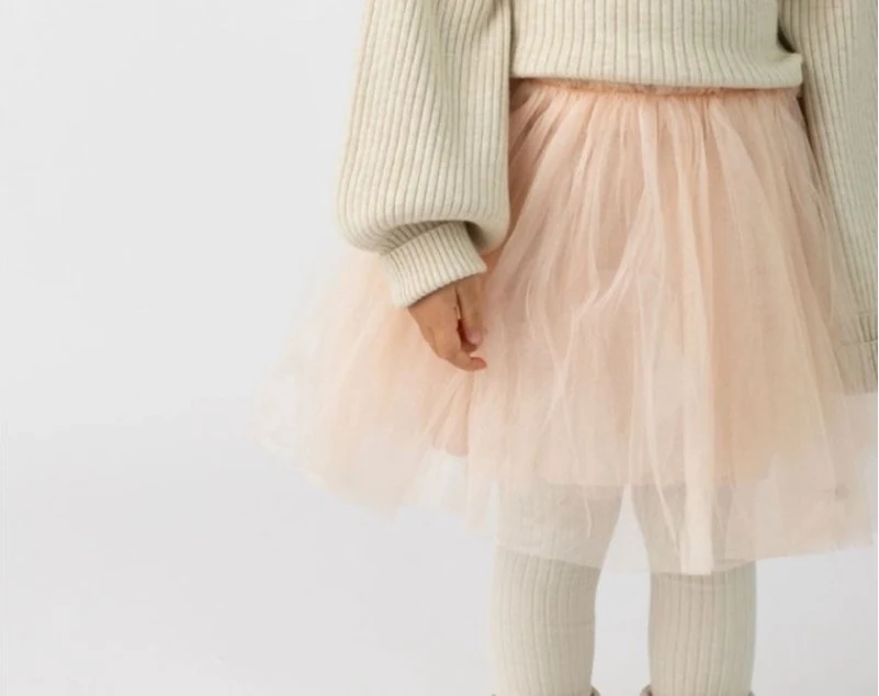 Meisje met een gedragen Donsje-rok bij Kids Department