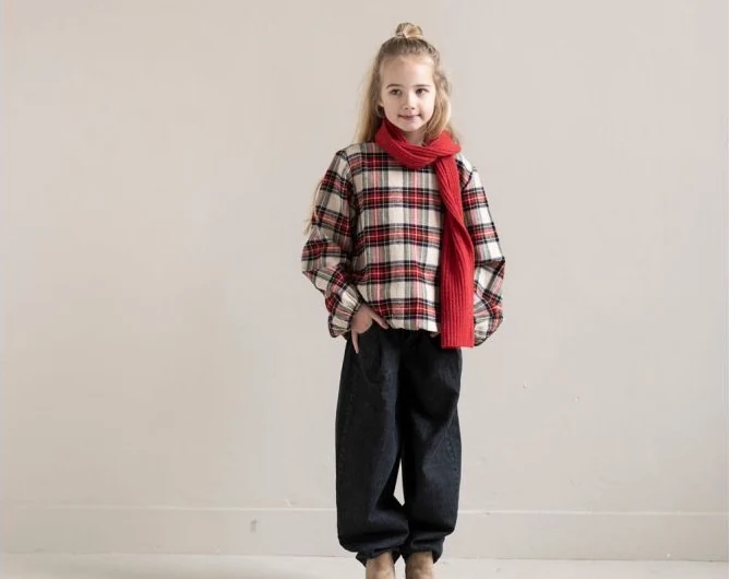 Meisje in een geruite Jenest-blouse bij Kids Department