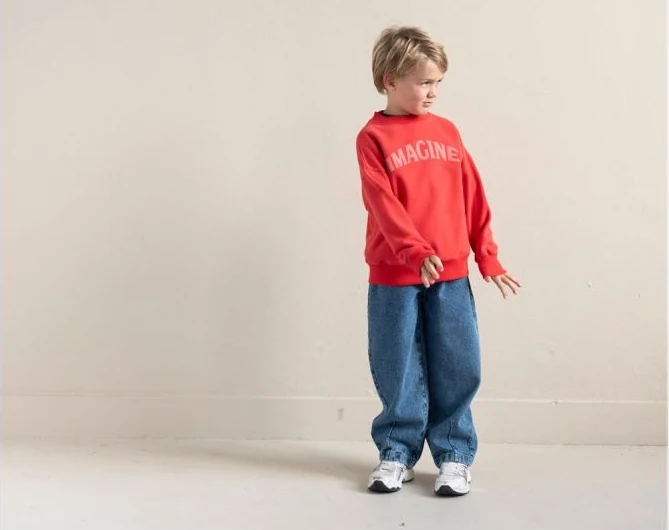Jongen in een rode Jenest-sweater bij Kids Department