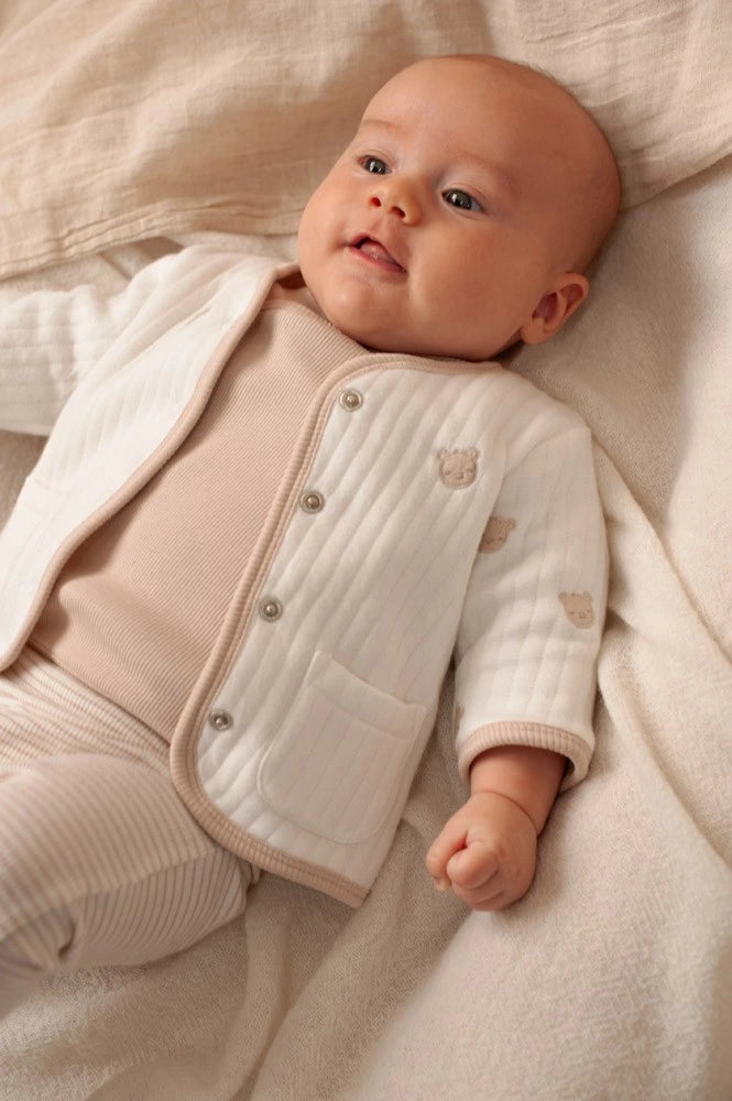 Baby in een officieel Feetje-babyjasje.