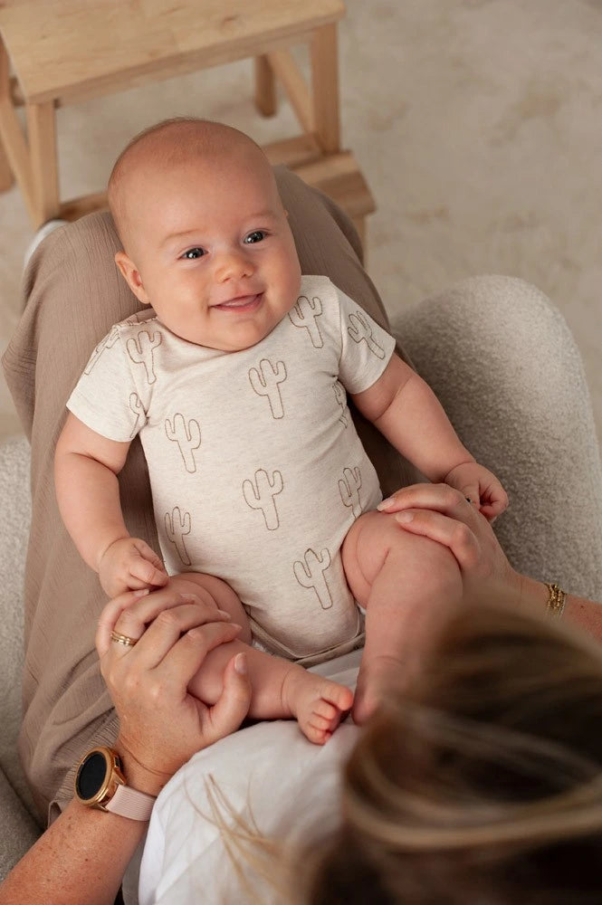 Lachende baby in de officiële Feetje Sssiesta-romper.