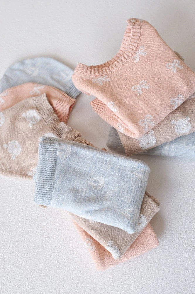 Officiële Feetje-sfeerfoto van zachte, gevouwen babytruien.