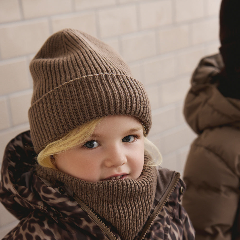 Kind met EnFant-muts en col; officiële modelfoto van winteraccessoires