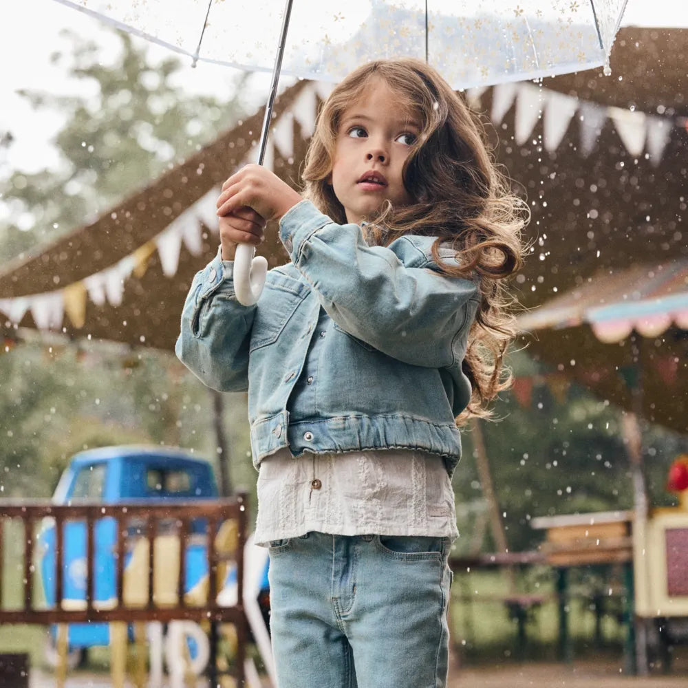 Officiële foto van een kind in een Daily7-spijkerjasje