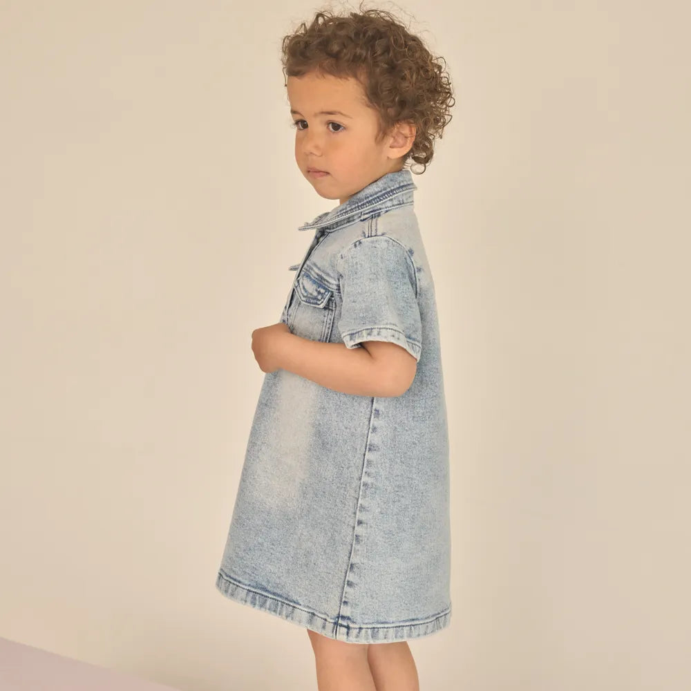 Kind in een EnFant-spijkerjurk; officiële modelfoto