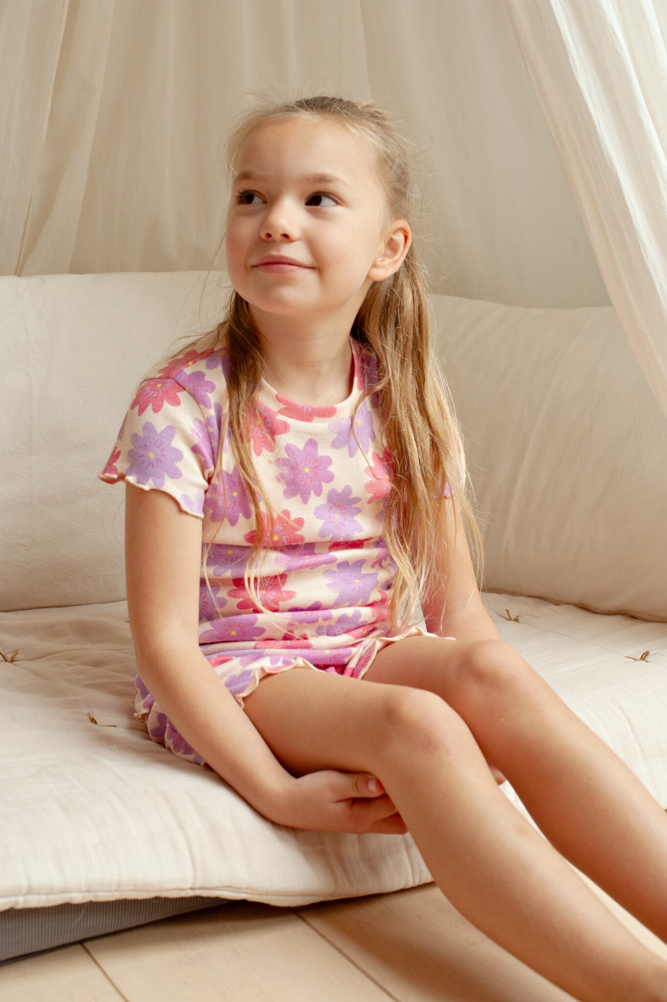 Ouder kind in een Feetje Bibi Bloom-shortama; officiële modelfoto