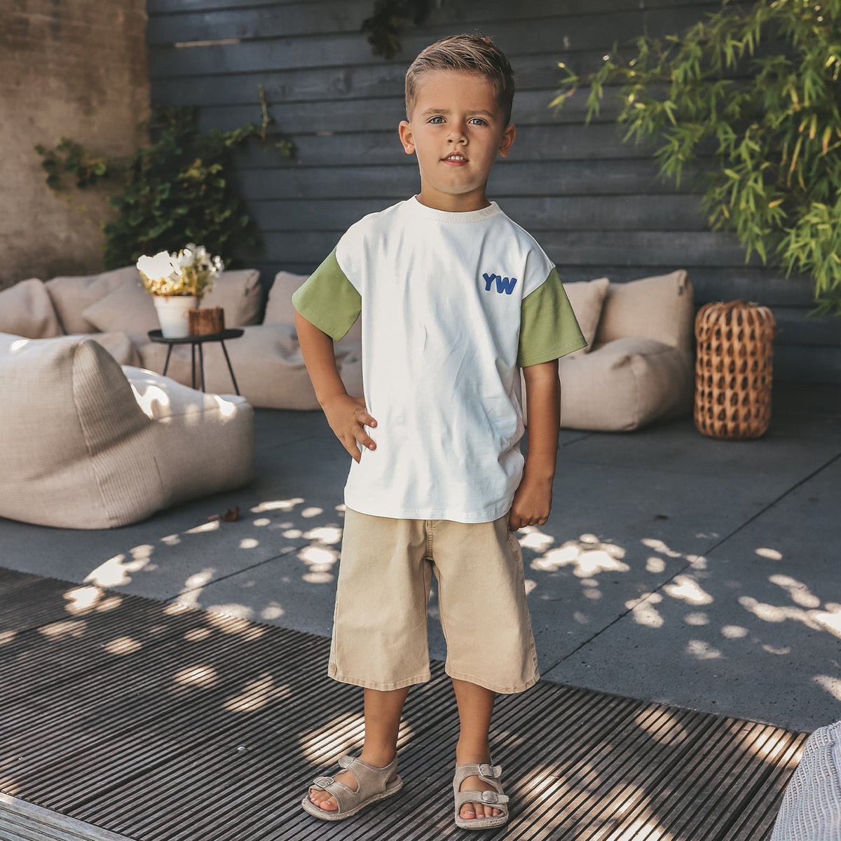 Kind in een Your Wishes-shirt; officiële modelfoto