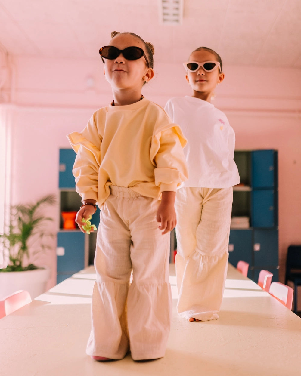 Twee kinderen in sweaters; officiële Jacky Sue-foto