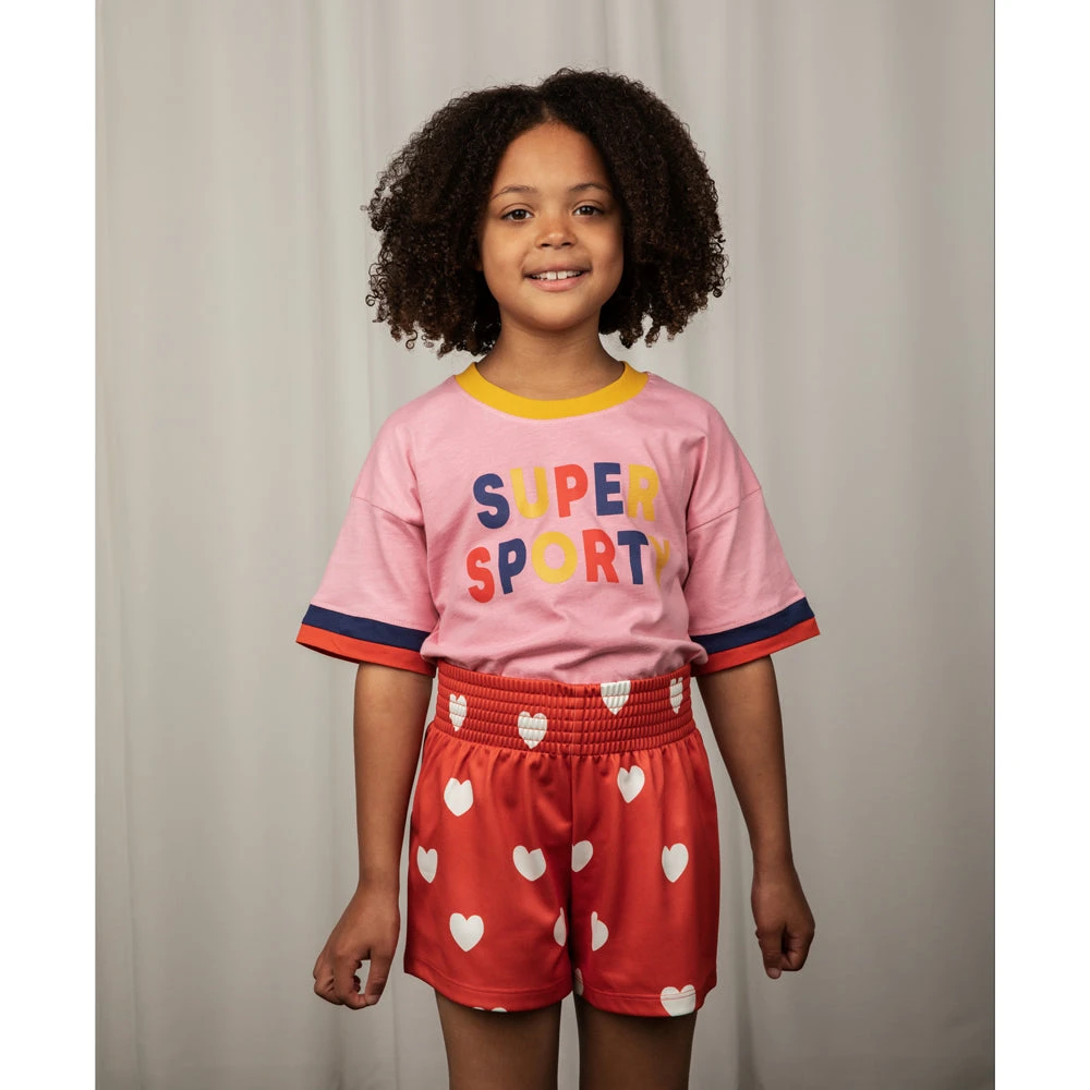 Kind in Mini Rodini-kleding als representatief merkbeeld