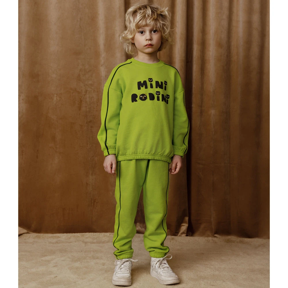 Kind in Mini Rodini-kleding als representatief merkbeeld