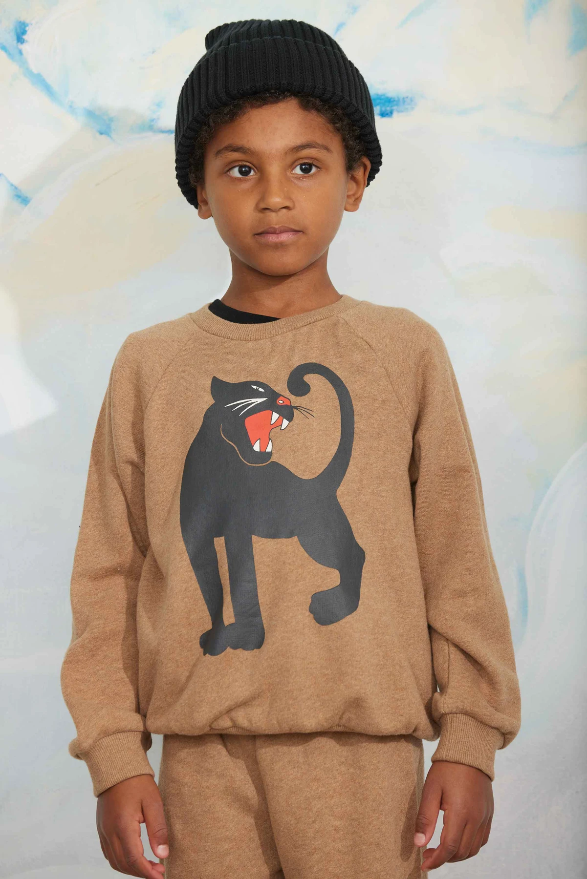 Kind in Mini Rodini-kleding als representatief merkbeeld