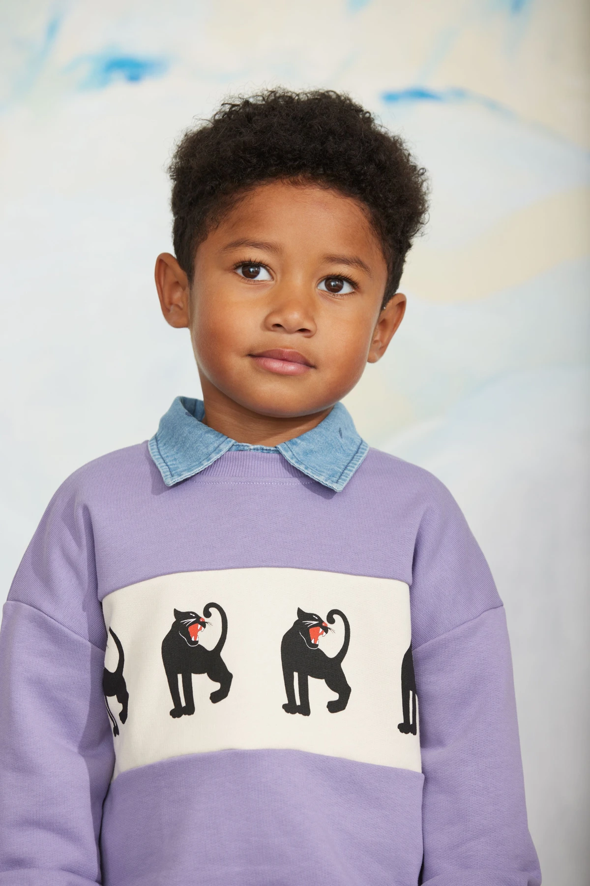 Kind in Mini Rodini-kleding als representatief merkbeeld