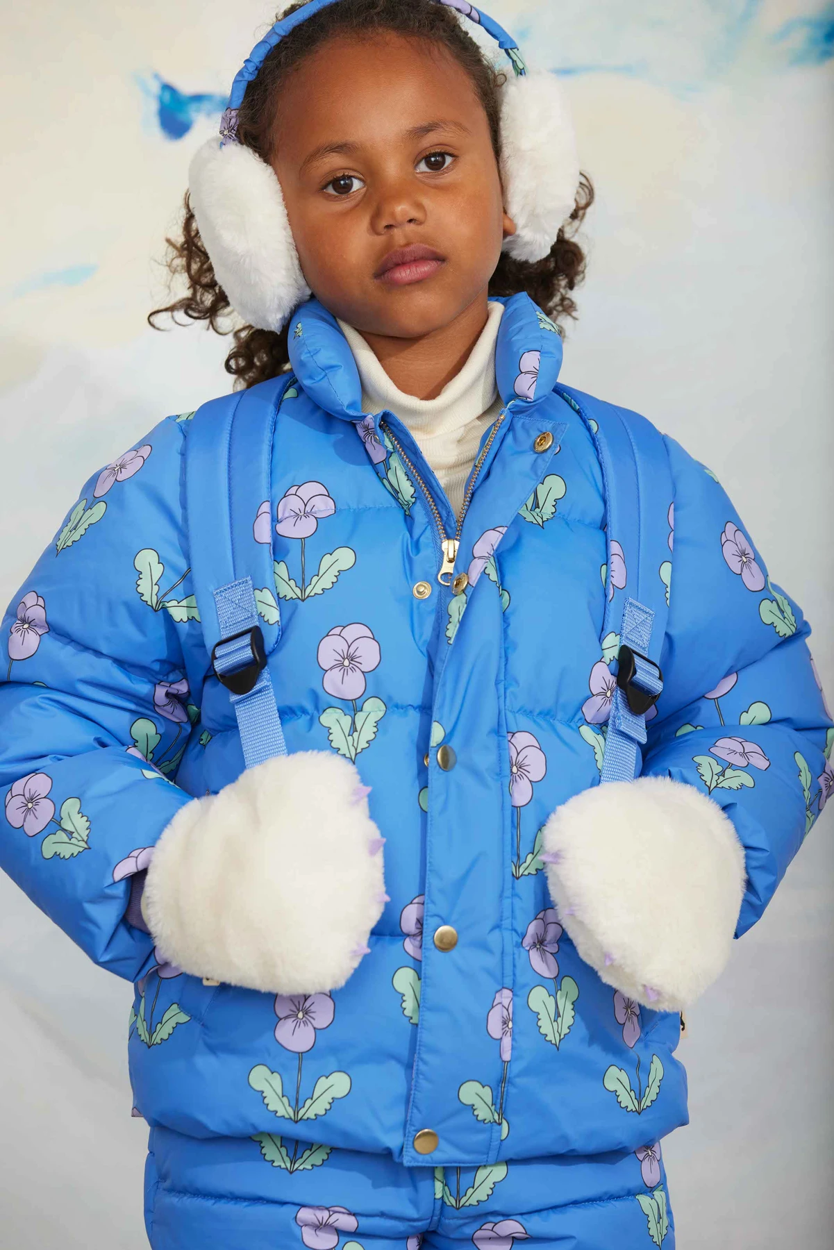 Kind in Mini Rodini-kleding als representatief merkbeeld