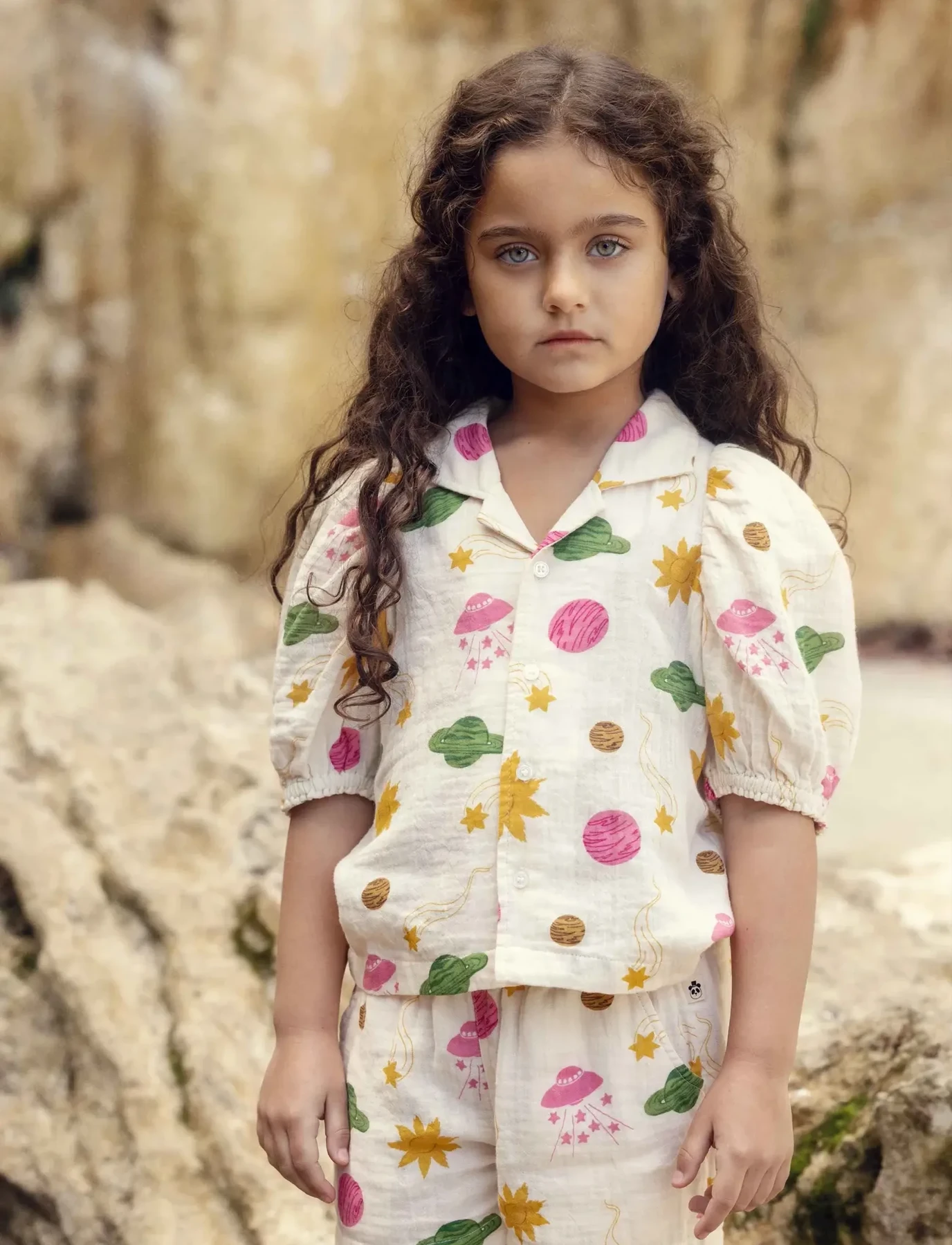 Kind in Mini Rodini-kleding als representatief merkbeeld