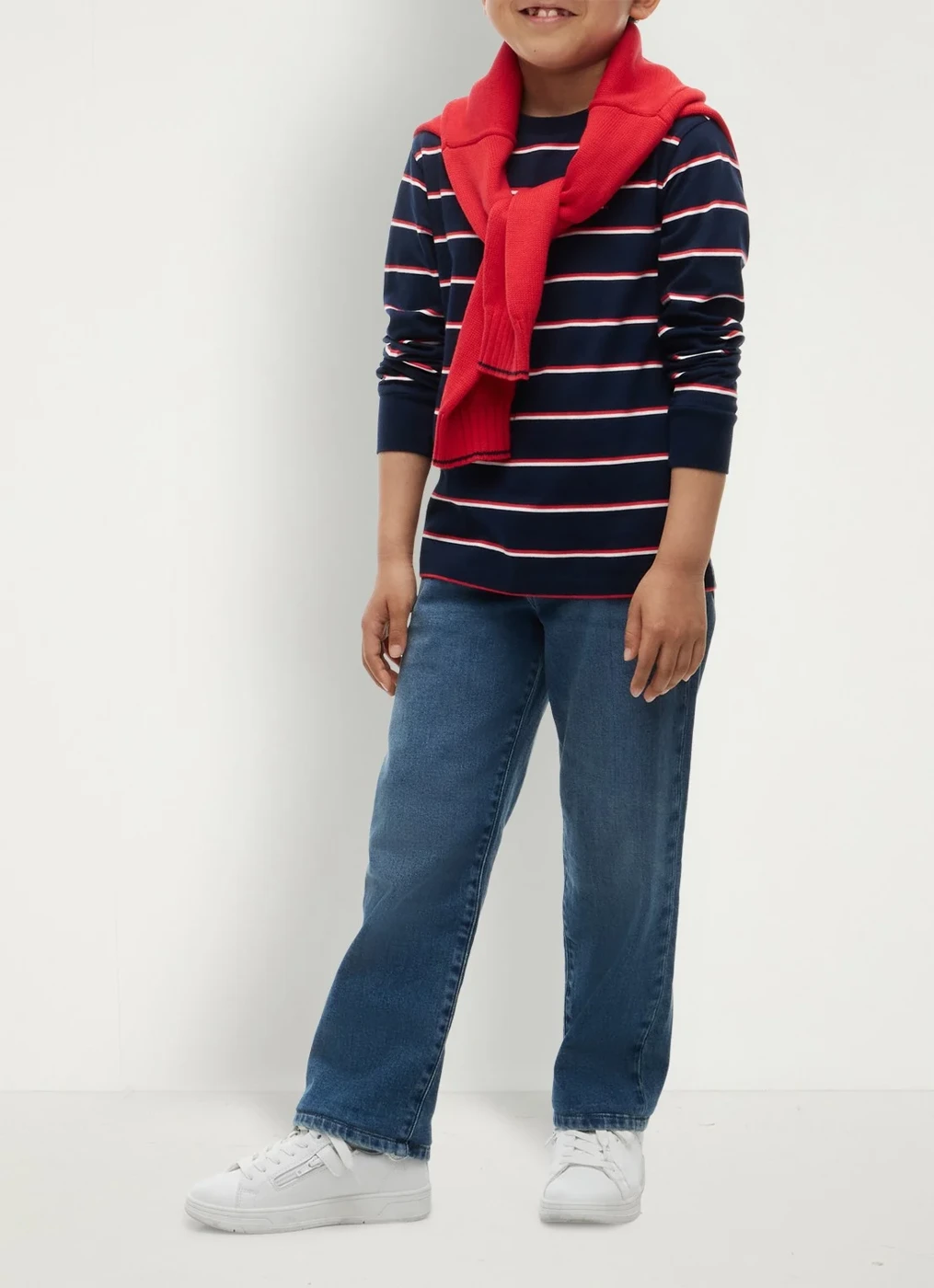Jongen in een gestreepte Tommy Hilfiger-longsleeve uit de aanbiedingen bij de Bijenkorf