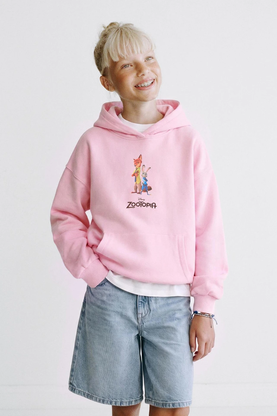 Meisje in een roze Zootopia-hoodie uit Zara Special Prices