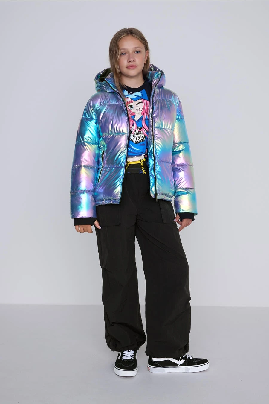 Kind in een kleurrijke outfit met zwarte CoolCat-broek uit de Wehkamp-sale