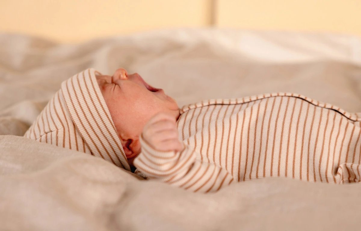 Baby in gestreepte Tof Onesie Caramel Stripe uit de Nixnut baby-outlet