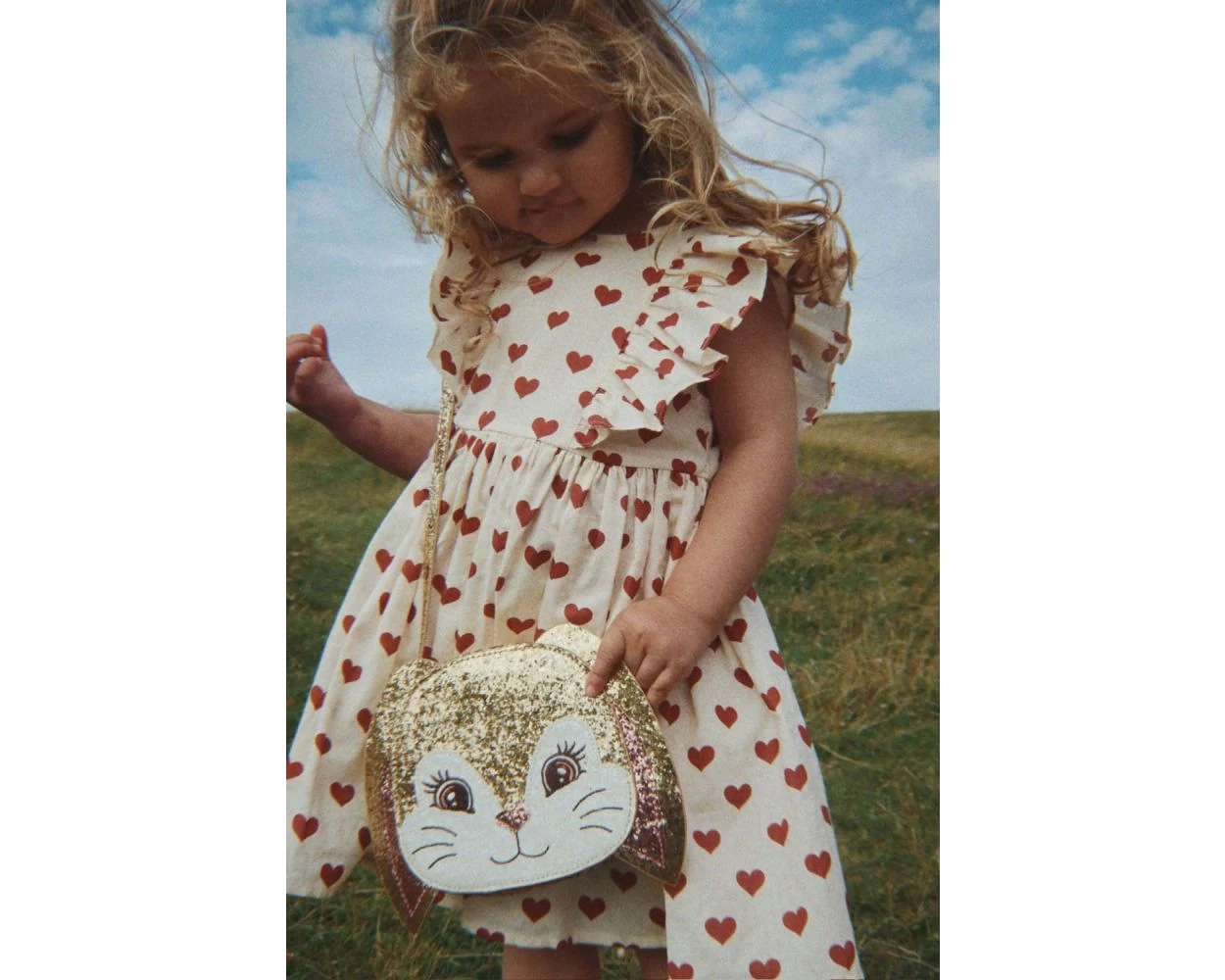 Meisje in een Konges Sløjd-jurk met rode hartjes uit de sale bij Kids Department