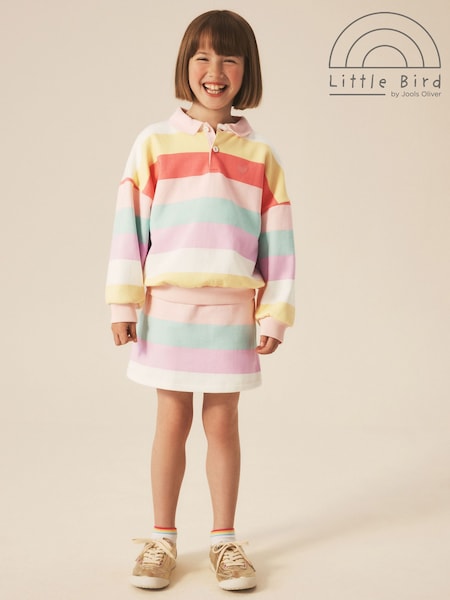 Meisje in een kleurrijk gestreepte Little Bird-sweater uit de sale bij Next