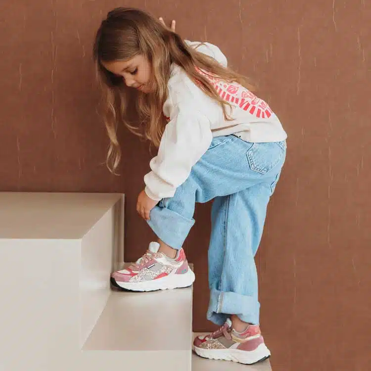 Meisje met sneakers uit de collectie van Zonnenberg Schoenen